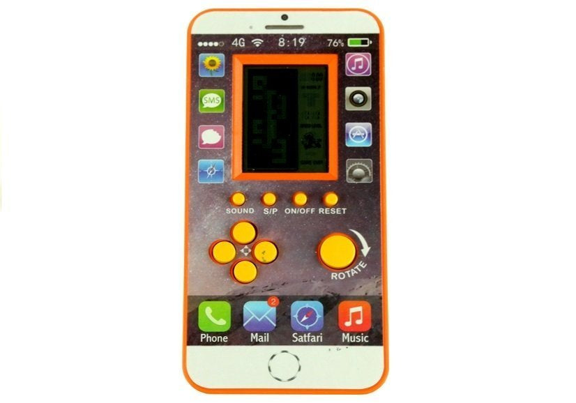 Tetris žaidimas, atrodantis kaip tikras telefonas, 4 spalvos