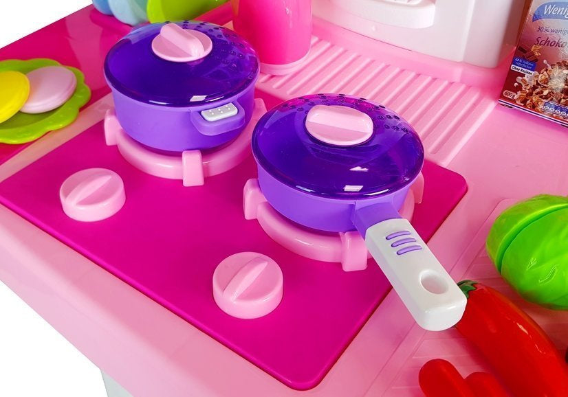 Rožinė virtuvė su vandens puodais, maisto produktais, garsais