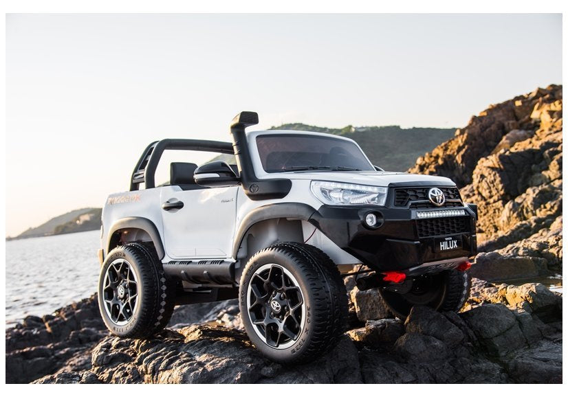 Elektrinis vaikiškas automobilis Toyota Hilux juodas dažytas