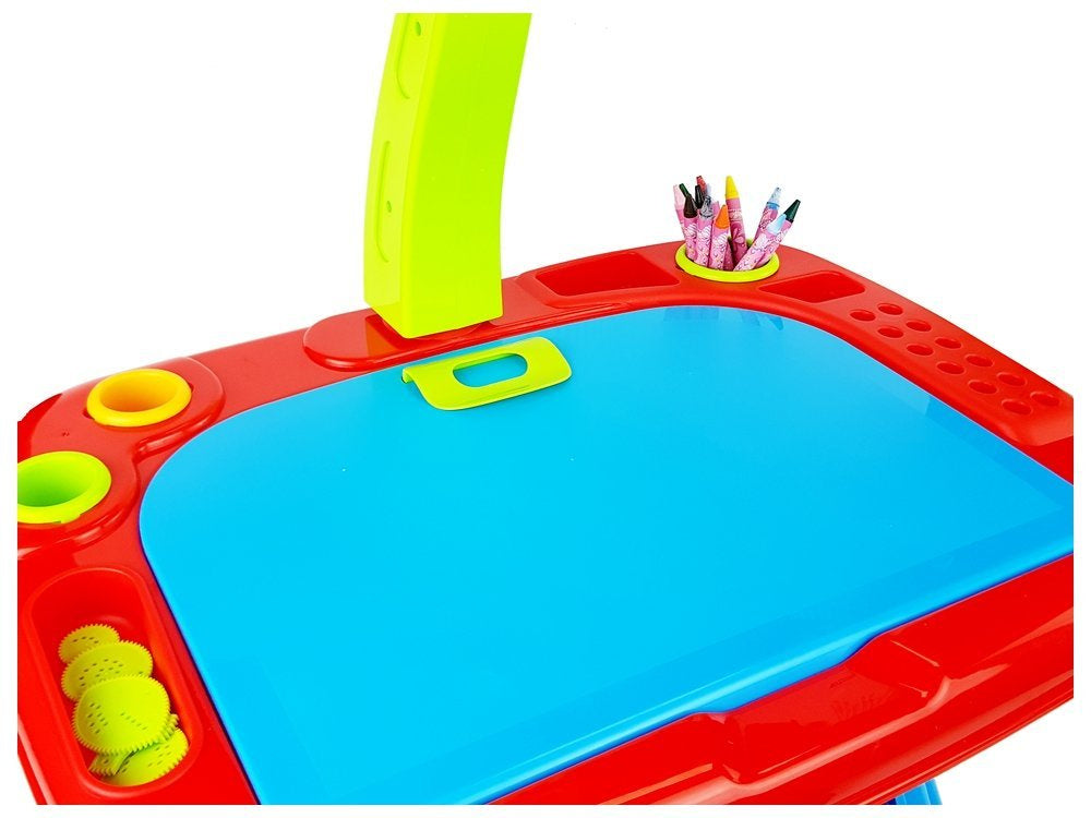 Edukacinis staliukas su projektoriumi, kėdute, kreidelėmis, magnetais, raidėmis ir skaičiais