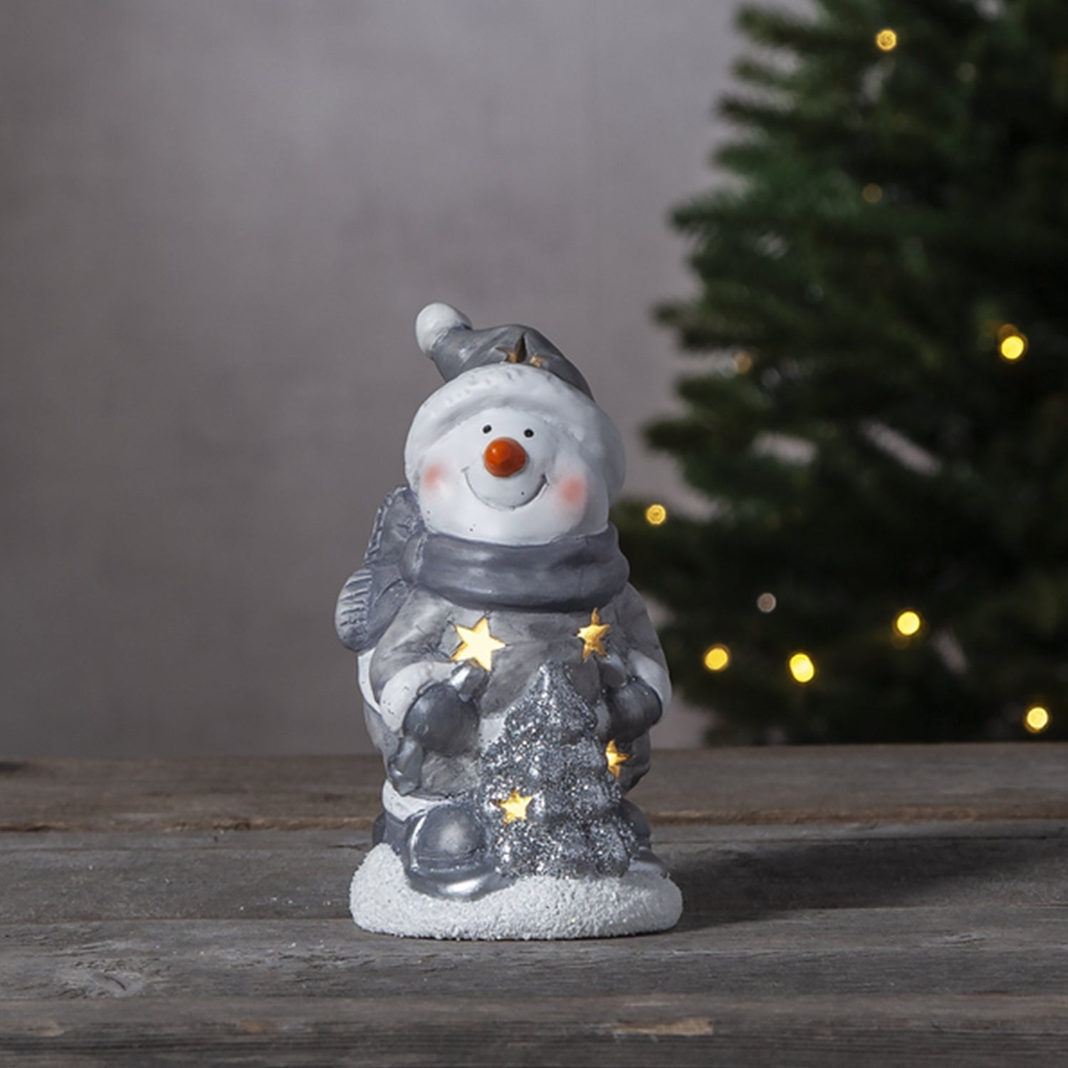 LED dekoracija „Besmegenis su eglute“ – 15x9 cm